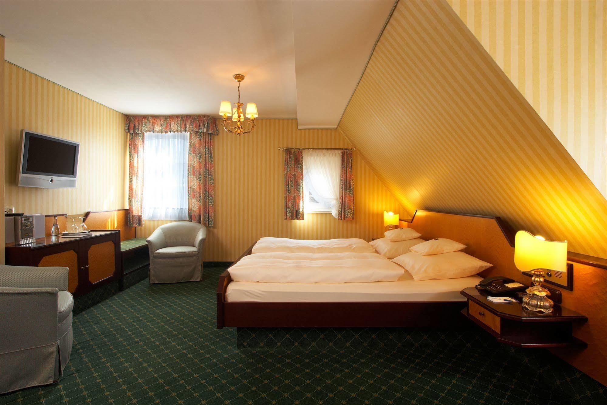 Hotel Brauereigasthof Landwehr-Braeu Reichelshofen ภายนอก รูปภาพ