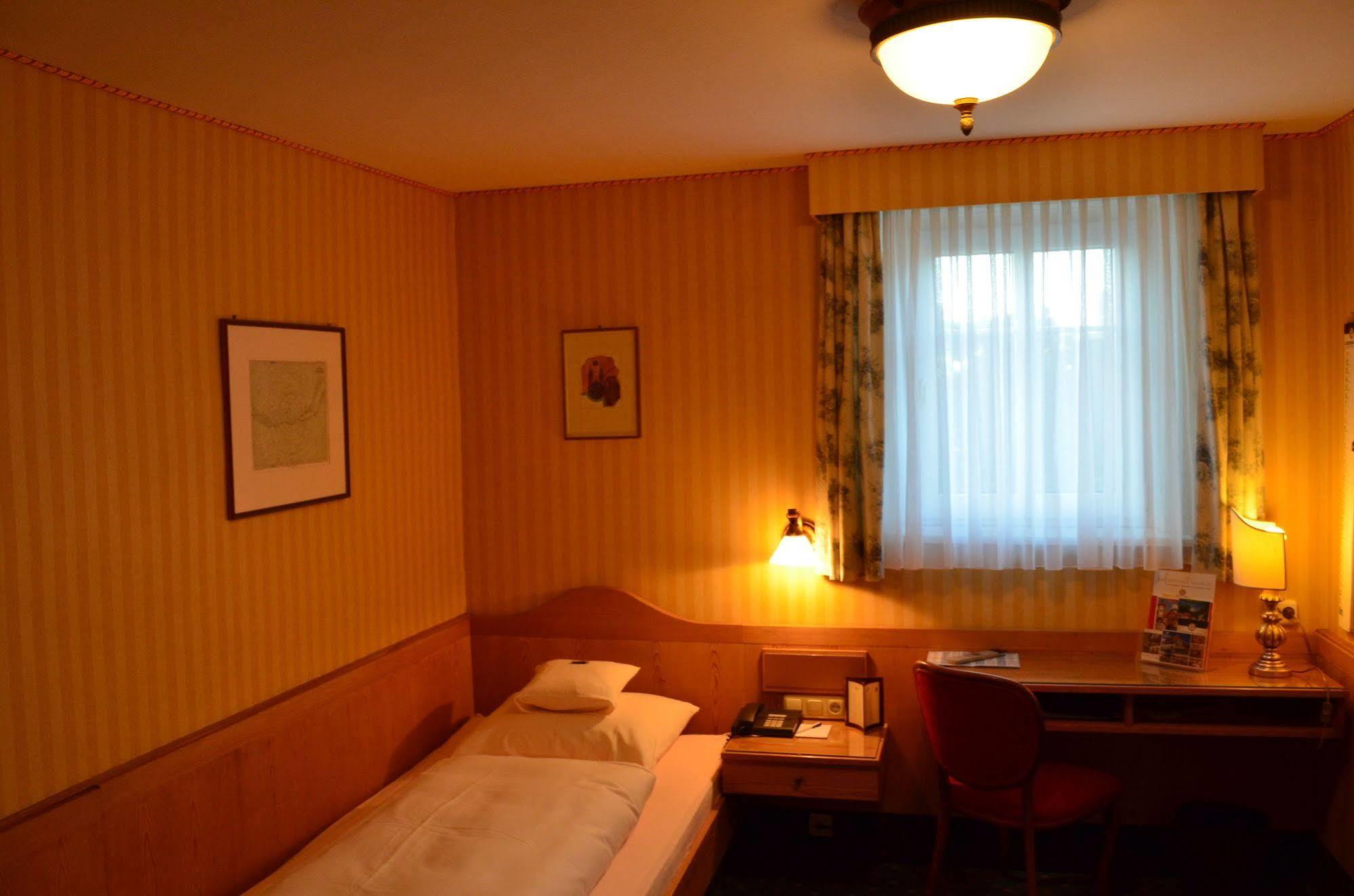 Hotel Brauereigasthof Landwehr-Braeu Reichelshofen ภายนอก รูปภาพ