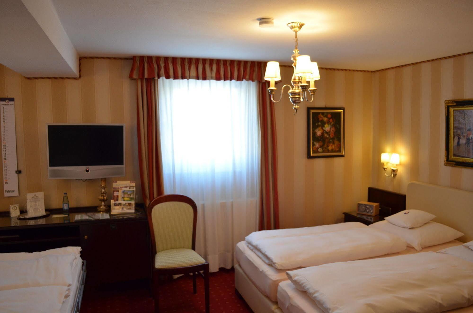 Hotel Brauereigasthof Landwehr-Braeu Reichelshofen ภายนอก รูปภาพ