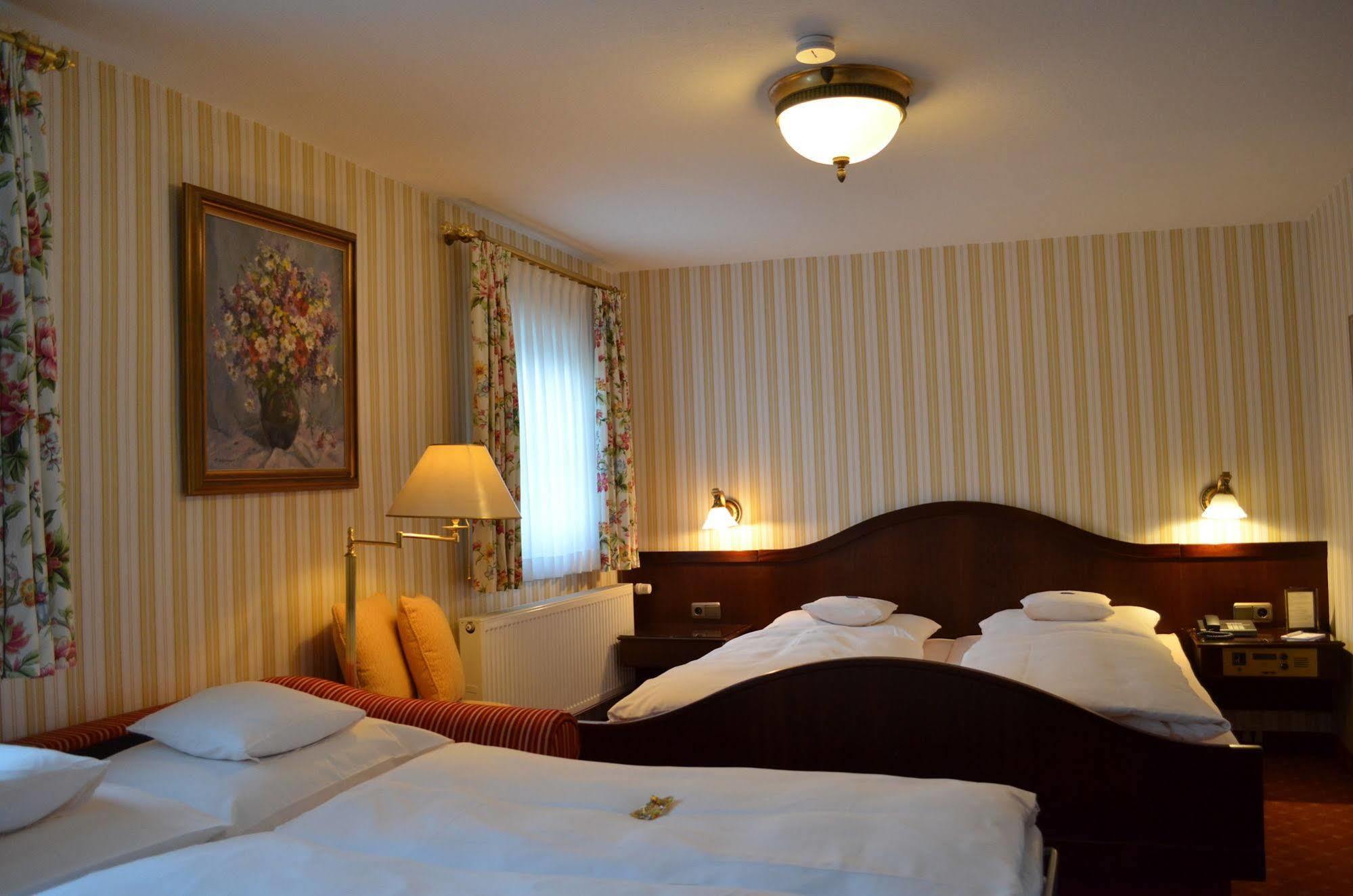 Hotel Brauereigasthof Landwehr-Braeu Reichelshofen ภายนอก รูปภาพ